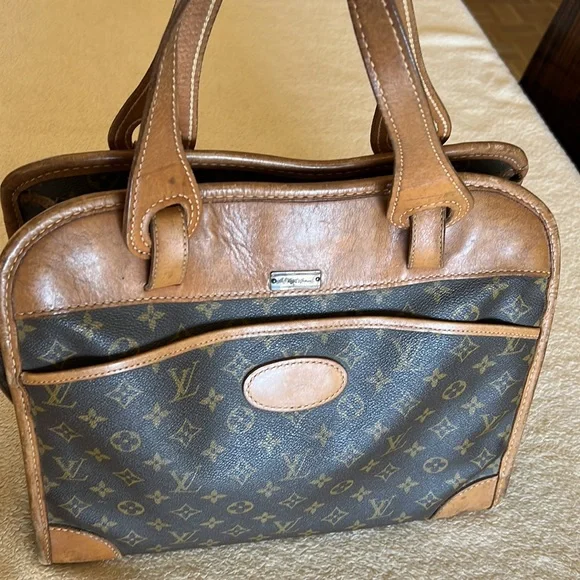 Louis Vuitton Travel Bag. - Picture 2 of 12